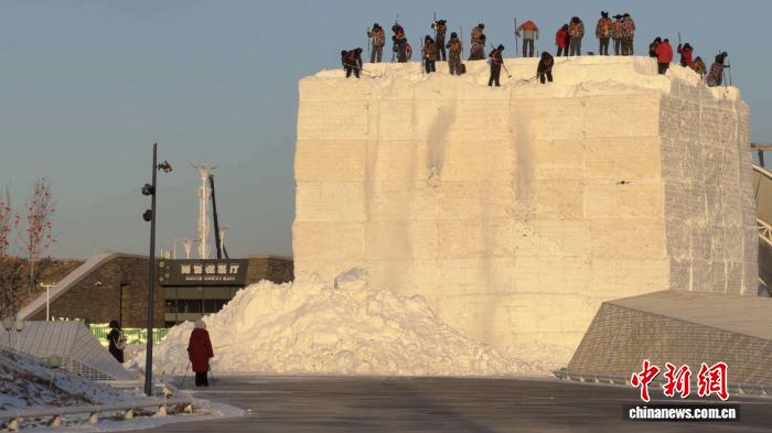 冬升温：文旅热度催化多元业态pg电子平台哈尔滨冰雪经济入(图2)