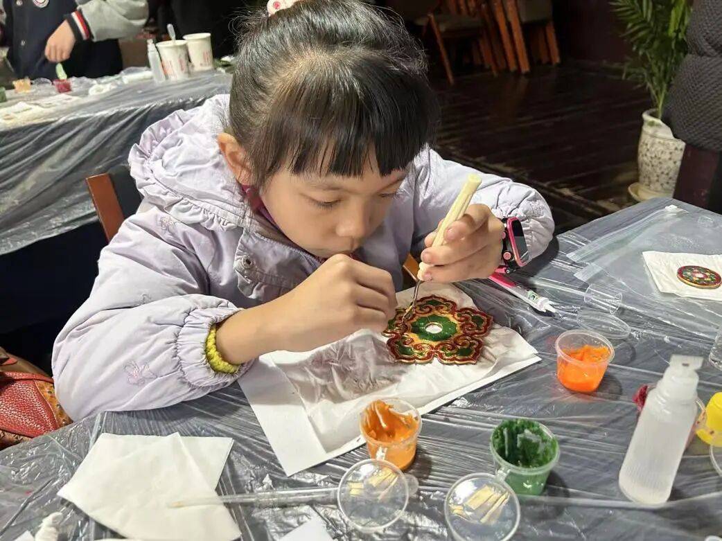 掐丝珐琅冰箱贴DIY活动成功举办电子pg盐博秋假限定:藻井探秘·(图3) 掐丝珐琅冰箱贴DIY活动成功举办电子pg盐博秋假限定:藻井探秘·(图3)