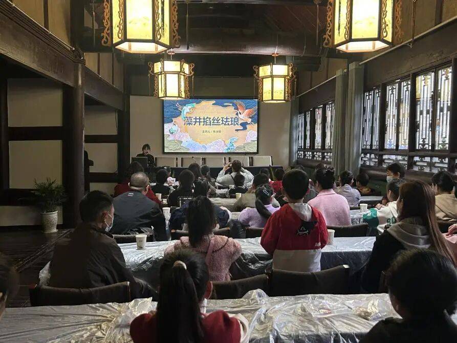 掐丝珐琅冰箱贴DIY活动成功举办电子pg盐博秋假限定:藻井探秘·(图4) 掐丝珐琅冰箱贴DIY活动成功举办电子pg盐博秋假限定:藻井探秘·(图4)