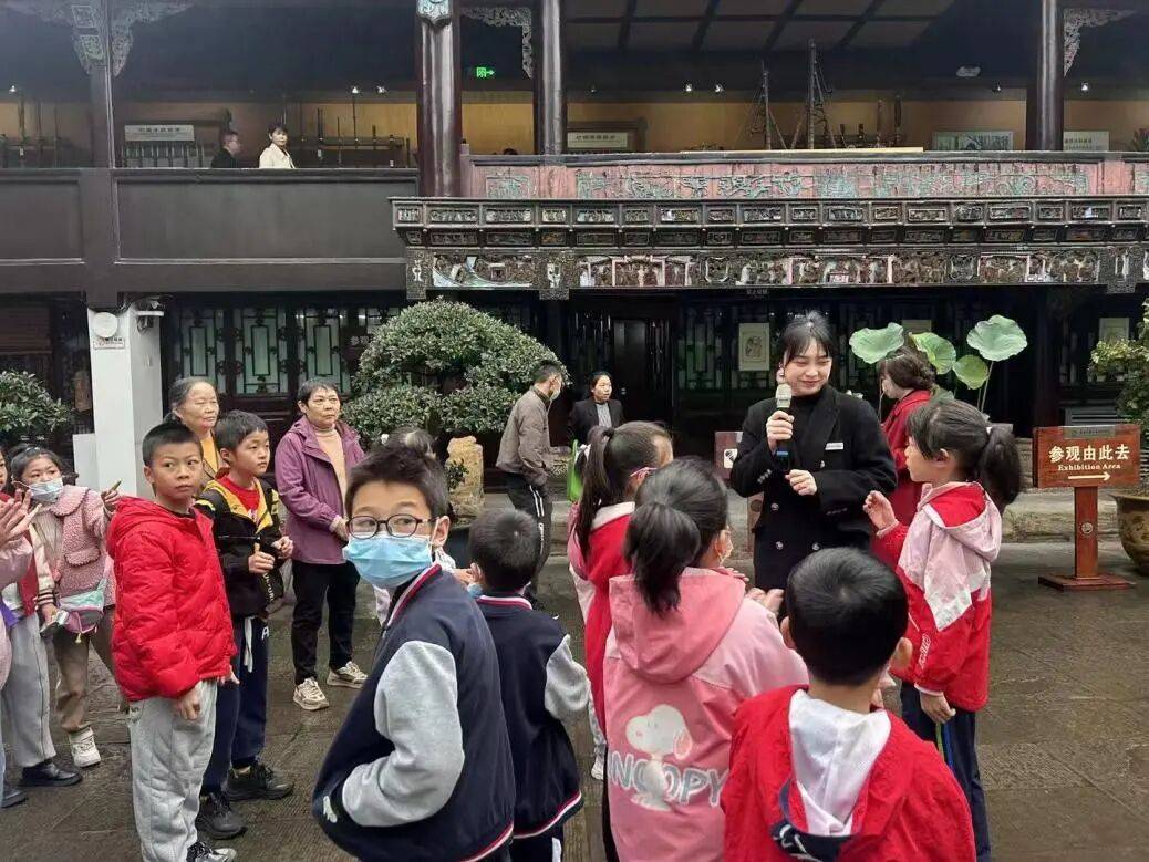 掐丝珐琅冰箱贴DIY活动成功举办电子pg盐博秋假限定:藻井探秘·(图5) 掐丝珐琅冰箱贴DIY活动成功举办电子pg盐博秋假限定:藻井探秘·(图5)